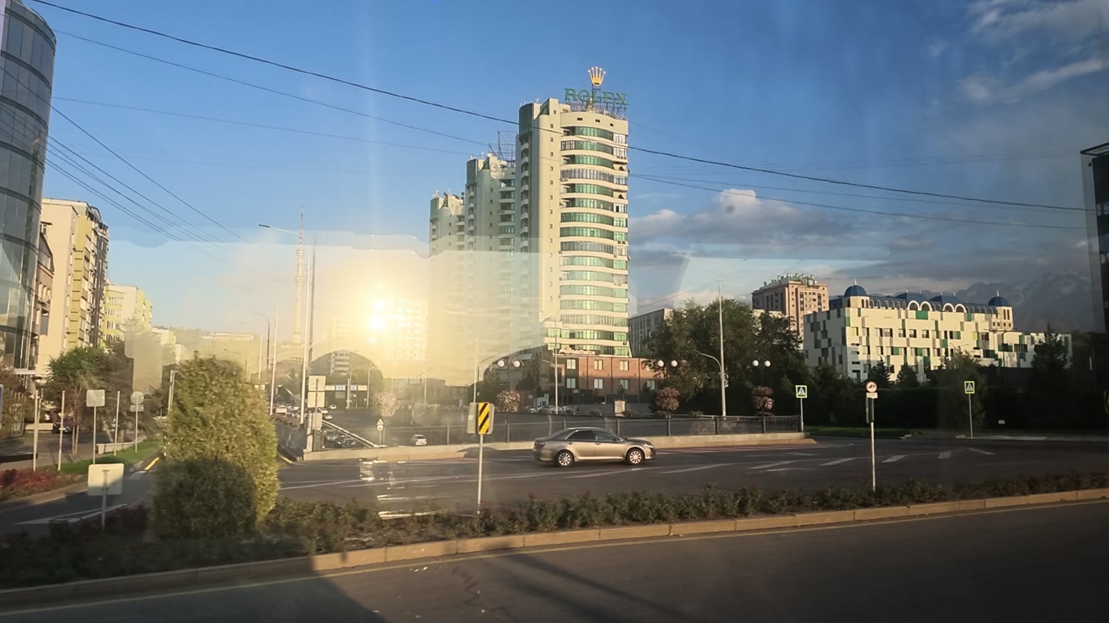 Một góc đại lộ ở trung tâm Almaty lúc chiều tà