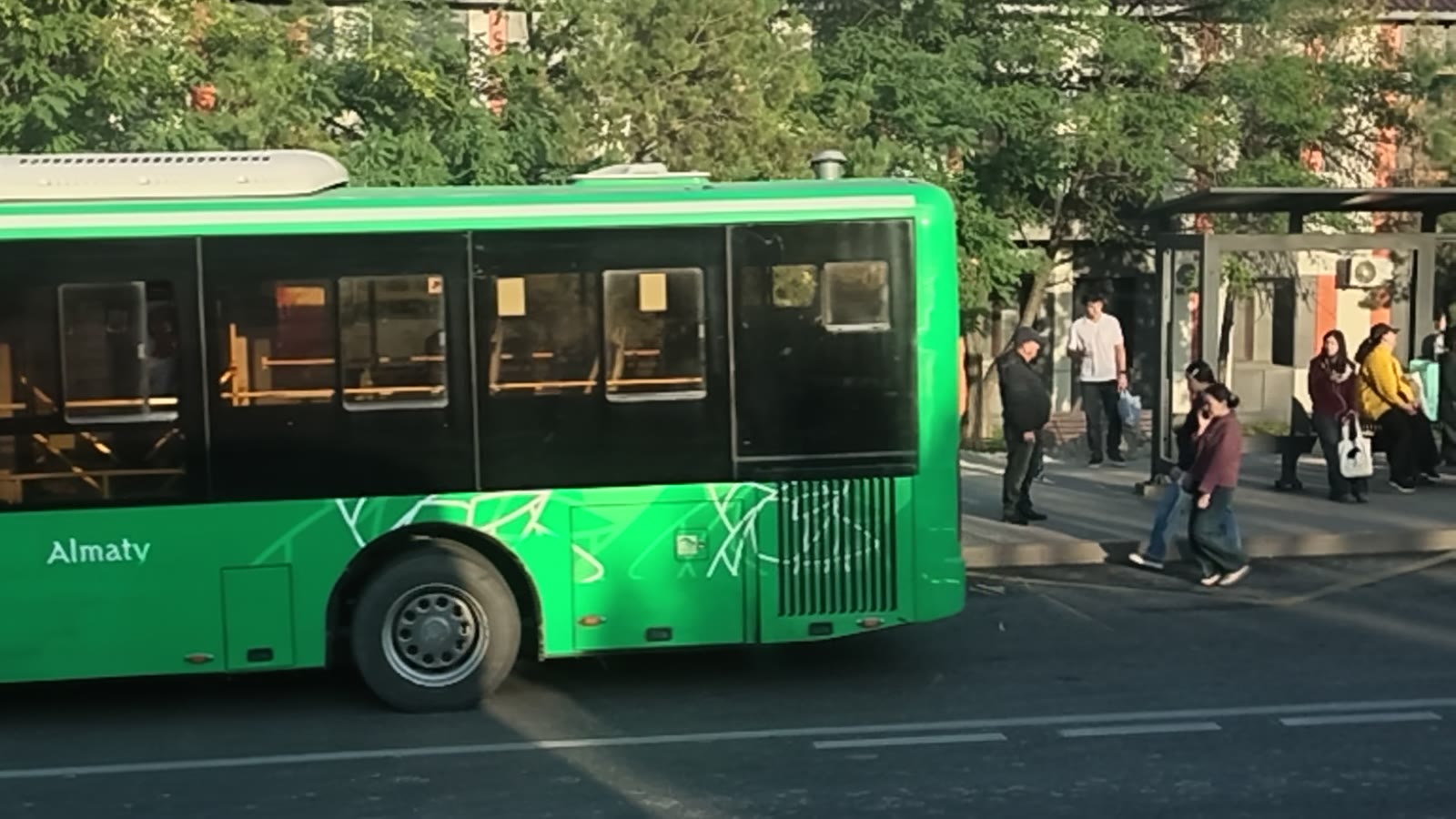 Xe buýt công cộng màu xanh trên phố Almaty