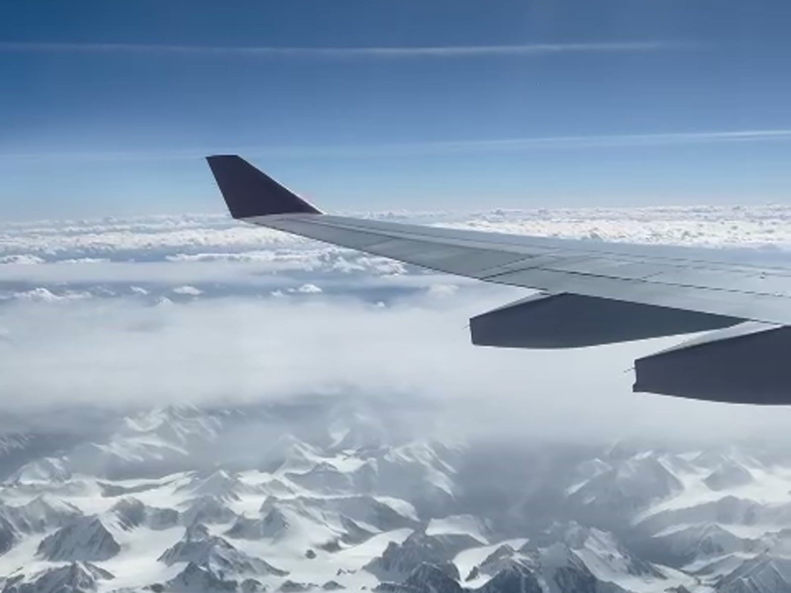 Những dãy núi tuyết nhìn từ chuyến bay thẳng Hà Nội – Almaty