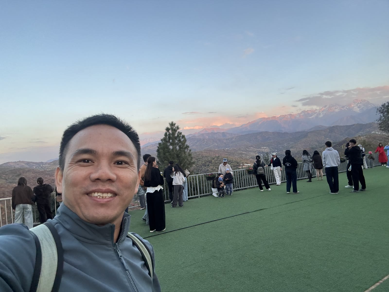 Đỉnh đồi Kok Tobe lúc chiều muộn, phía xa là dãy núi phía nam Almaty
