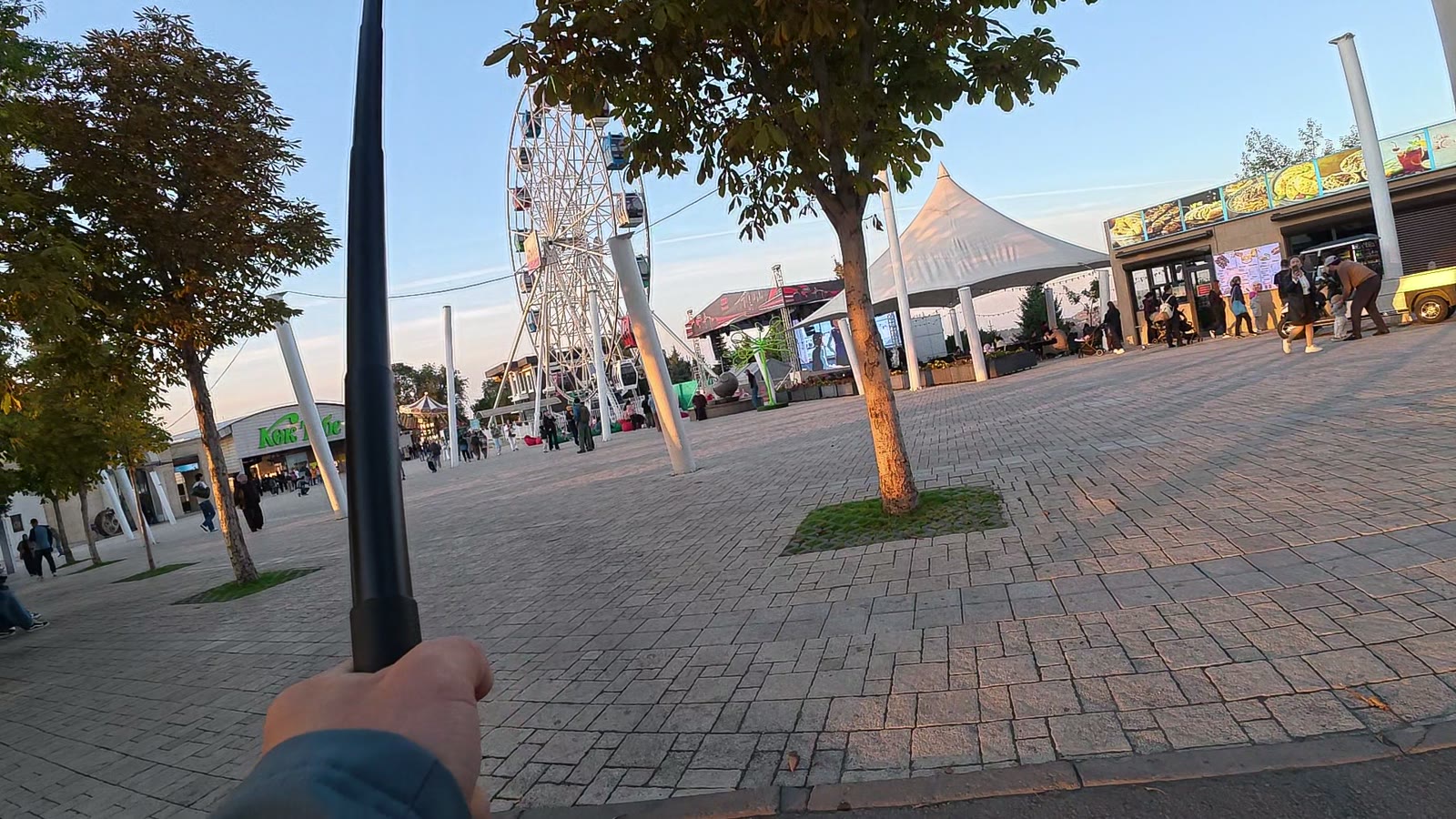 Quảng trường và vòng đu quay trên đỉnh Kok Tobe