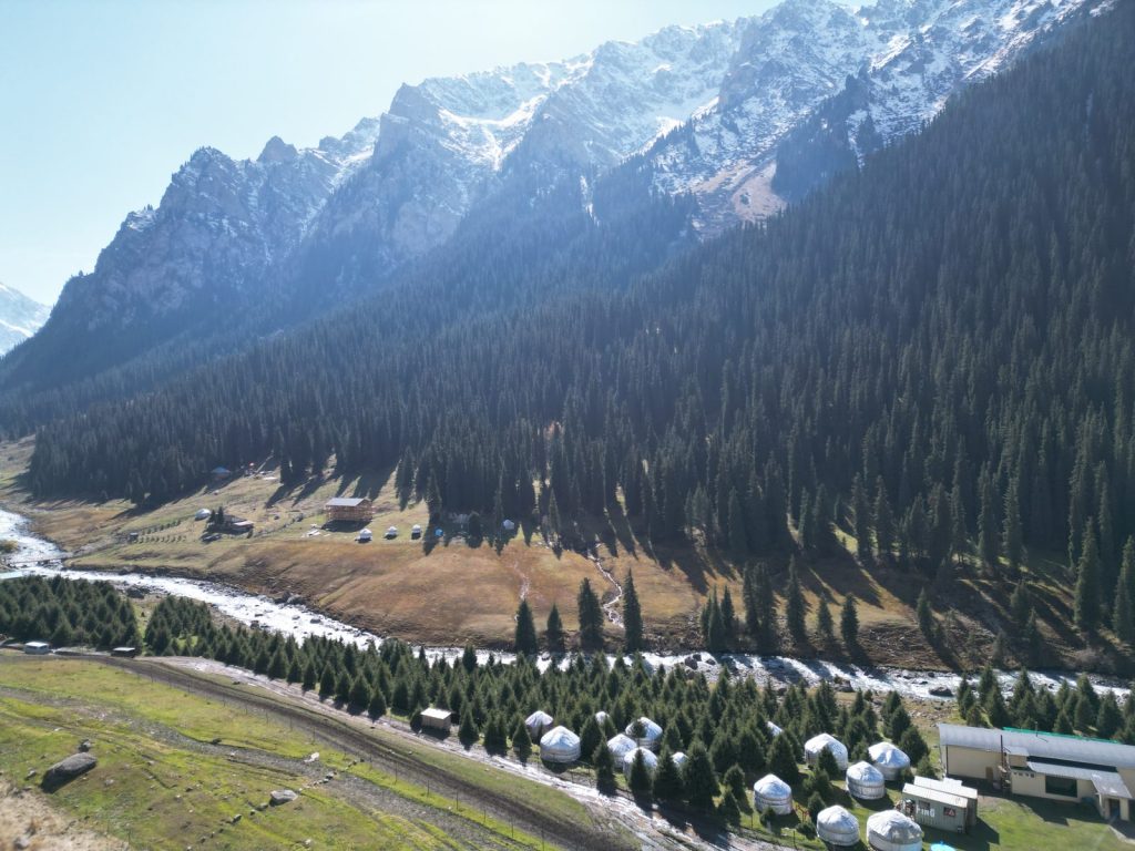 Thung lũng Altyn Arashan, Kyrgyzstan, nhìn từ trên cao giữa tháng 10/2026 (ảnh flycam)