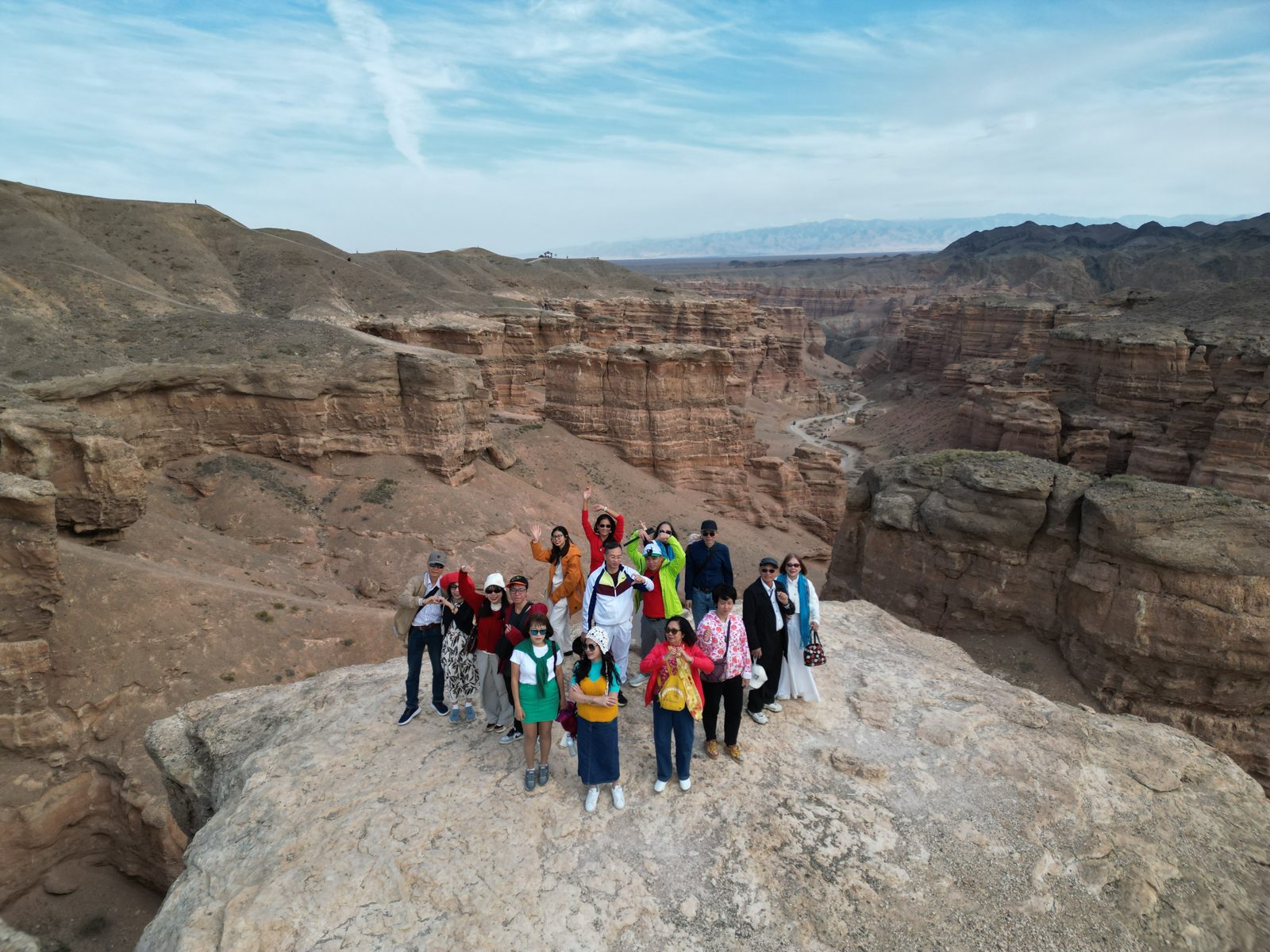 Đoàn khảo sát Vietkingtravel trên mỏm đá nhìn xuống hẻm núi Charyn, Kazakhstan (ảnh flycam)