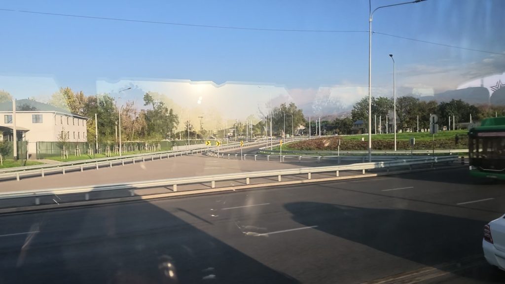 Đường phố Almaty buổi sáng, phía xa là núi