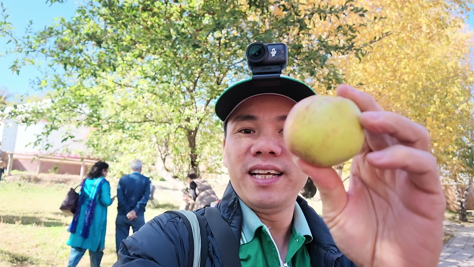 Ông Mai Tiến Tần ăn táo ở khu lều yurt Talgar, gần Almaty