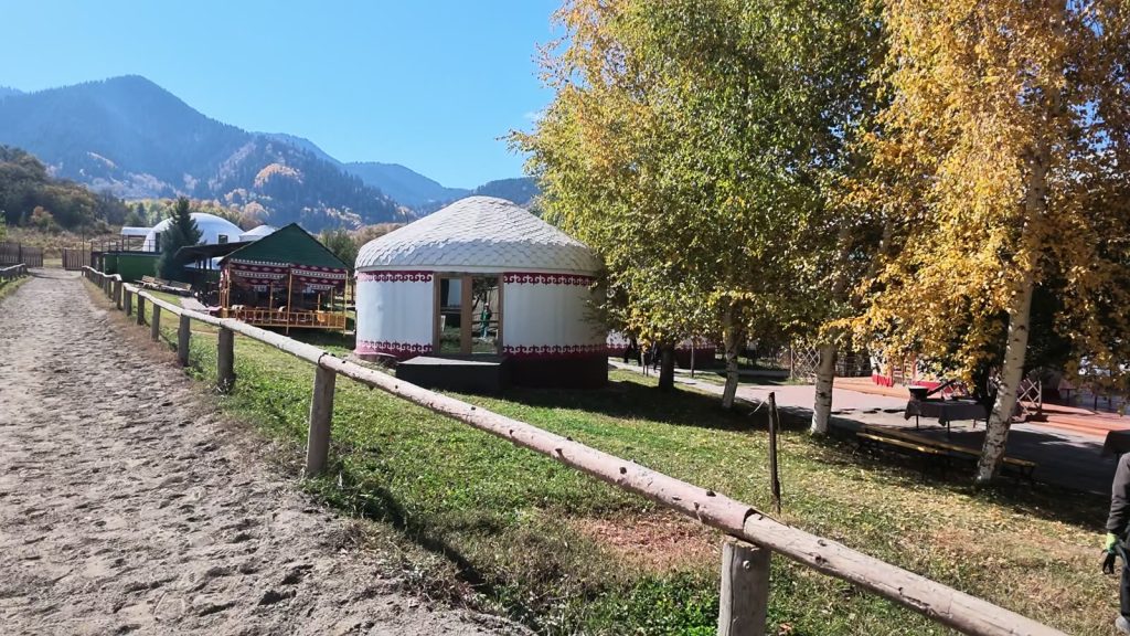 Dãy lều yurt trắng viền đỏ dưới chân núi ở Talgar, gần Almaty