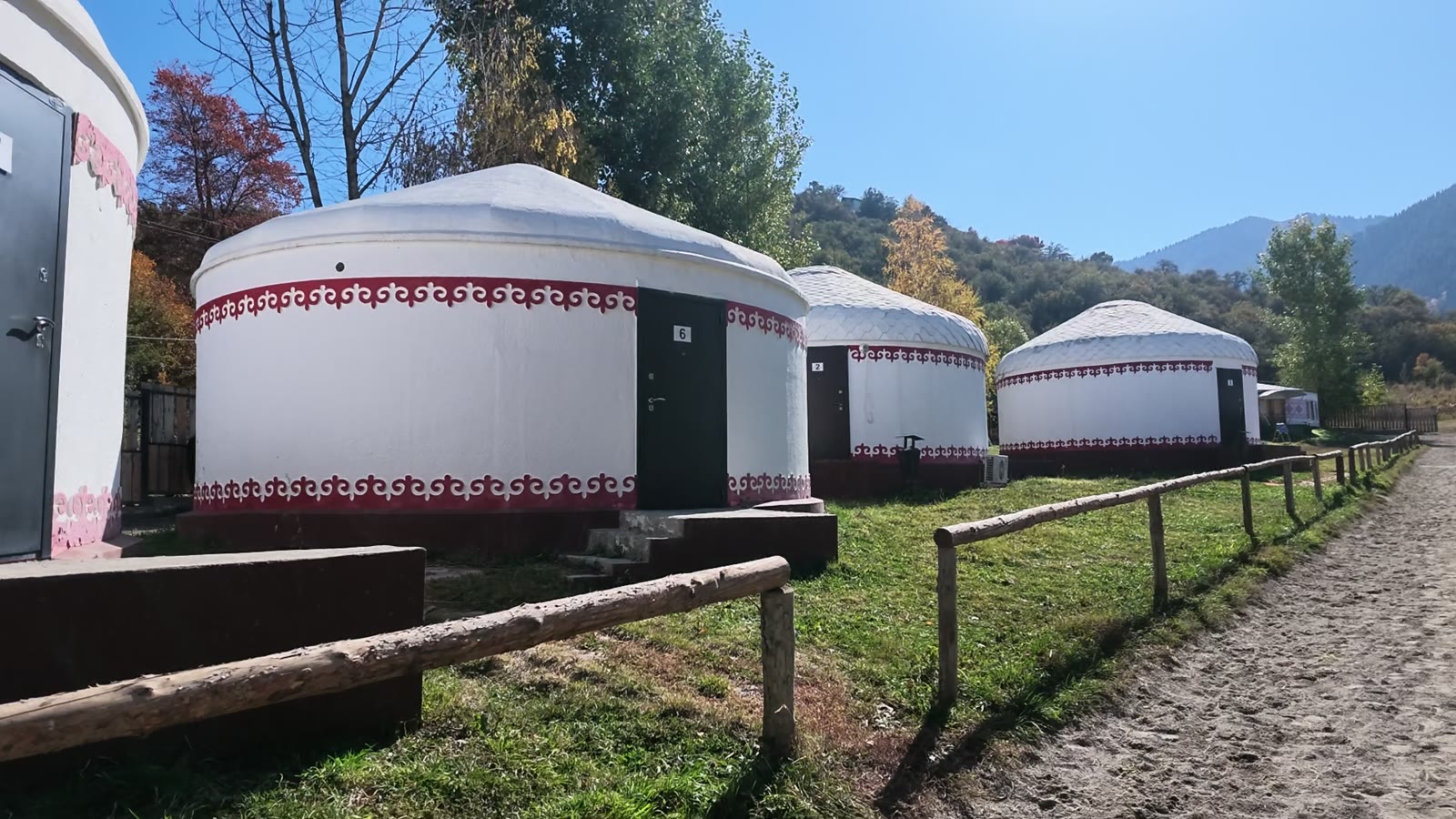 Hoa văn đỏ trên thân lều yurt